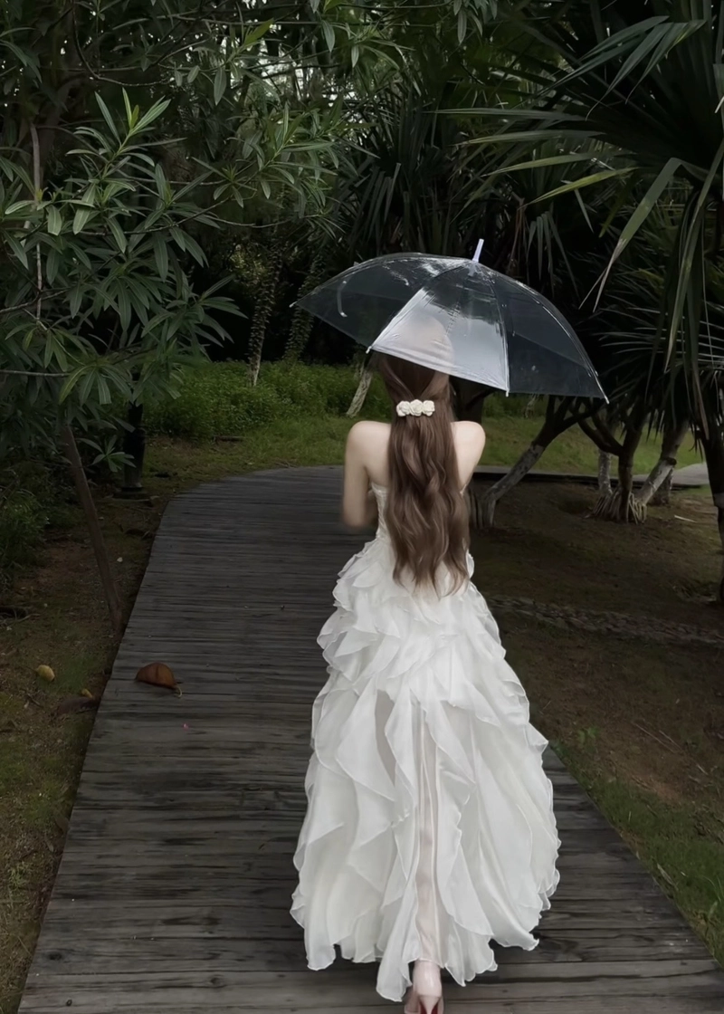 Vẻ đẹp nữ tính của cô gái quay lưng đầy sức hút