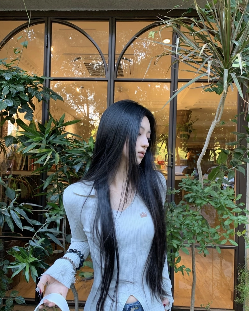 Vẻ đẹp nữ tính của cô gái tóc dài đầy sức hút