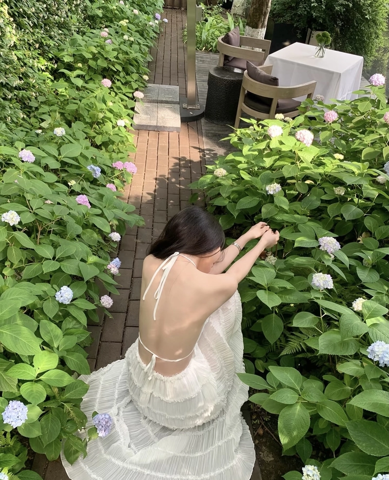 Vẻ đẹp nữ tính gái xinh quay lưng đầy cuốn hút