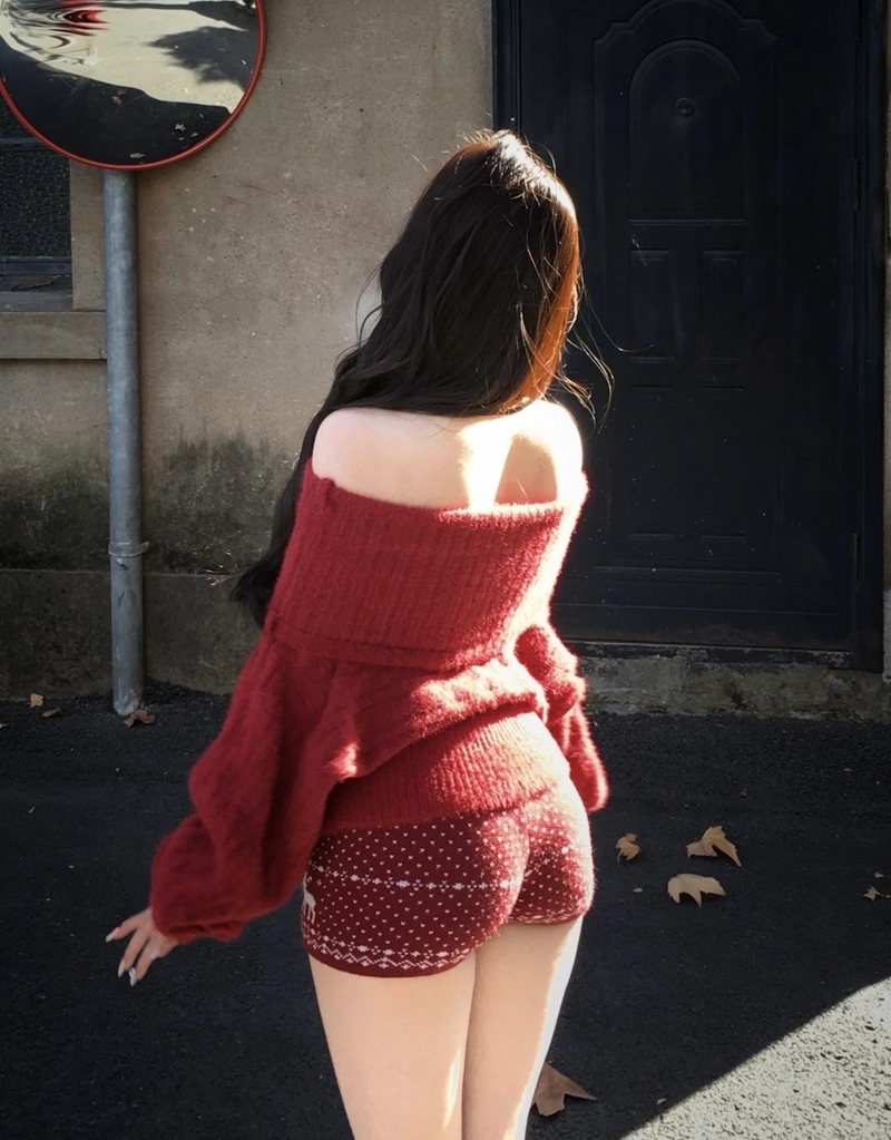 Vẻ đẹp thanh thoát của cô gái quay lưng đầy cuốn hút