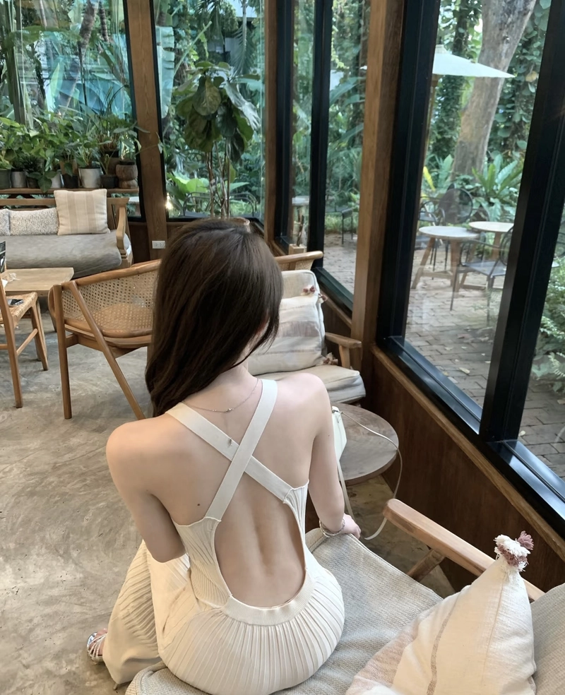 Vẻ đẹp tinh tế của gái xinh quay lưng rất nổi bật