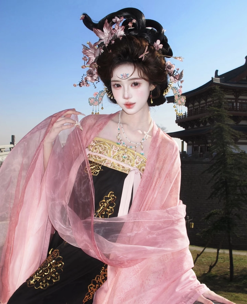 Vẻ đẹp trang nhã của gái xinh cổ trang tạo thiện cảm