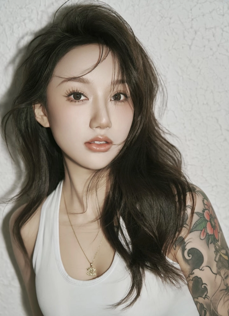 Visual lạnh lùng của girl xinh có tattoo nổi bật