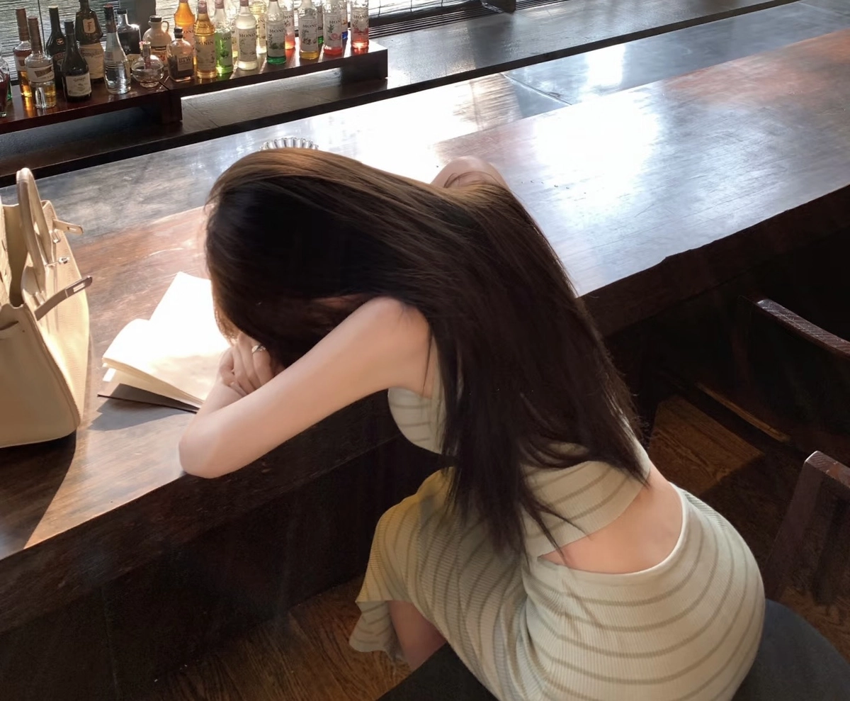 gái xinh quay lưng thumbnail