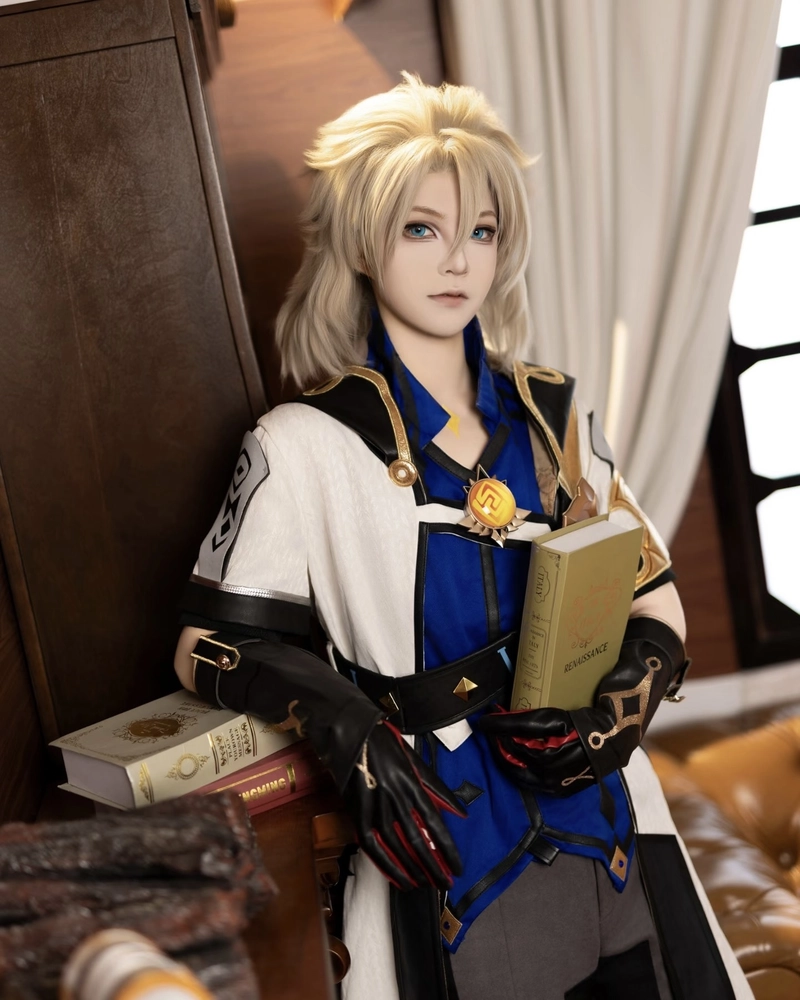 Albedo cosplay biểu cảm nhẹ tạo cảm giác đầy suy tư