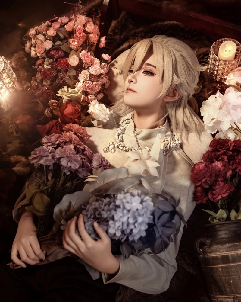 Albedo cosplay thần sắc bình thản cực kỳ cuốn hút người xem