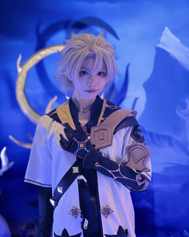 Albedo cosplay thần sắc xa cách tạo cảm giác huyền bí