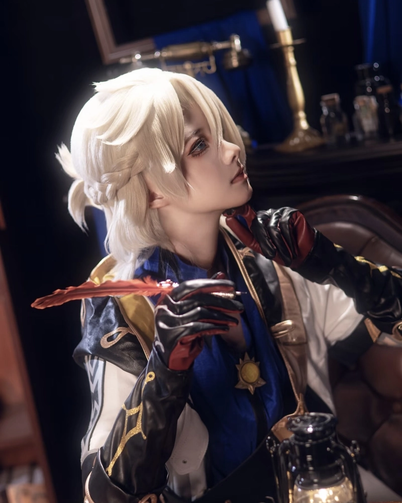 Ảnh Albedo cosplay ánh nhìn tĩnh lặng đầy sức hút bí ẩn