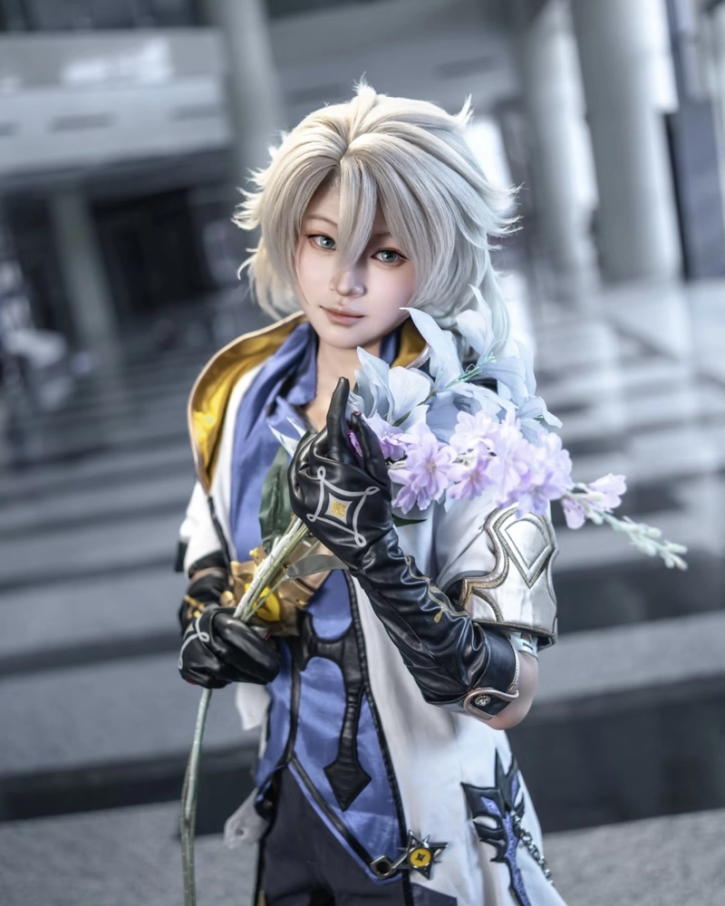 Ảnh Albedo cosplay biểu hiện nhẹ nhàng nhưng đầy bí hiểm