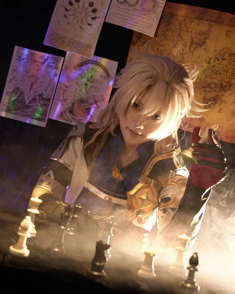 Ảnh Albedo cosplay đường nét tinh tế mang vẻ đẹp riêng
