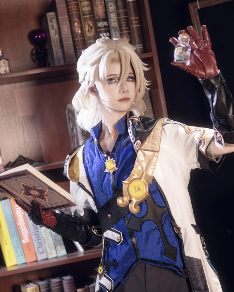 Ảnh Albedo cosplay phong cách giả tưởng đầy chiều sâu cảm xúc