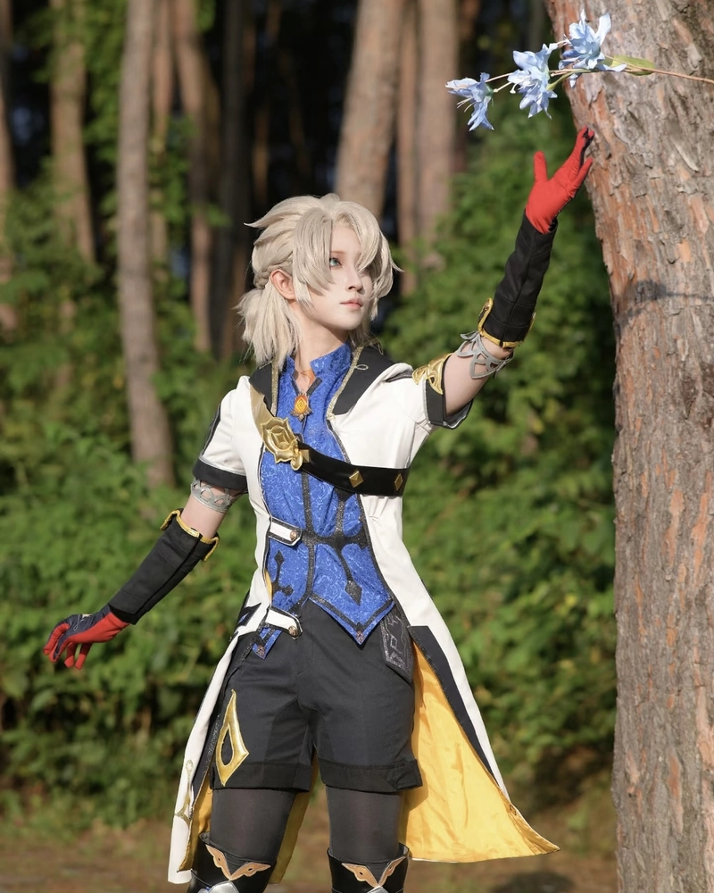 Ảnh Albedo cosplay tạo cảm giác lạnh giá đầy mê hoặc