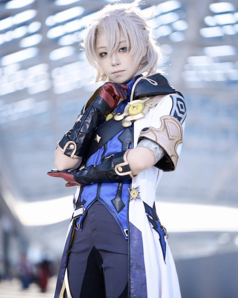 Ảnh Albedo cosplay vẻ ngoài tinh giản nhưng rất nổi bật
