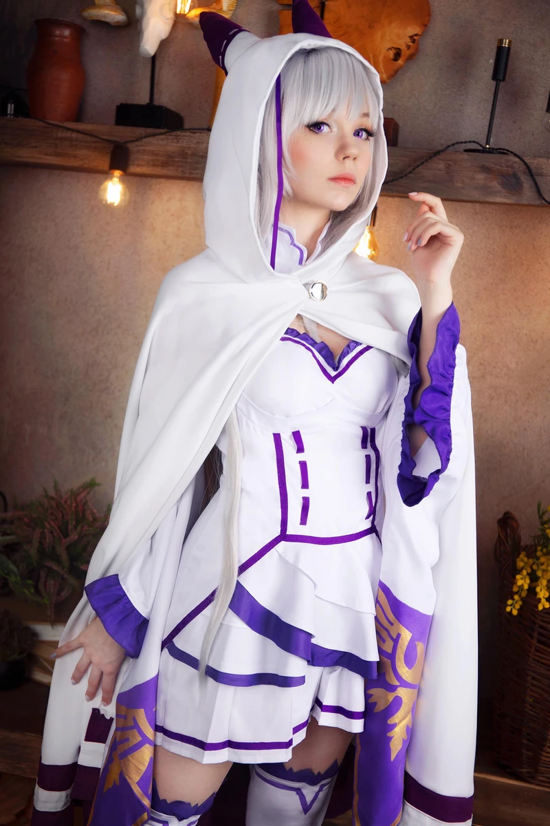 Ảnh Emilia cosplay quyến rũ rạng rỡ