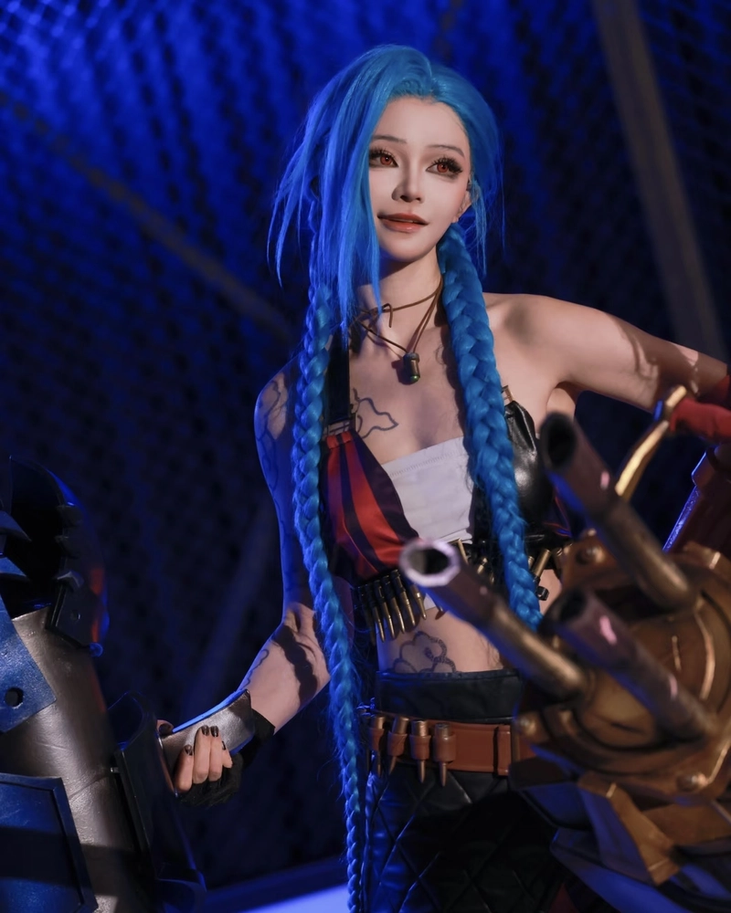 Ảnh Jinx cosplay ánh mắt tinh nghịch nhưng đầy nguy hiểm
