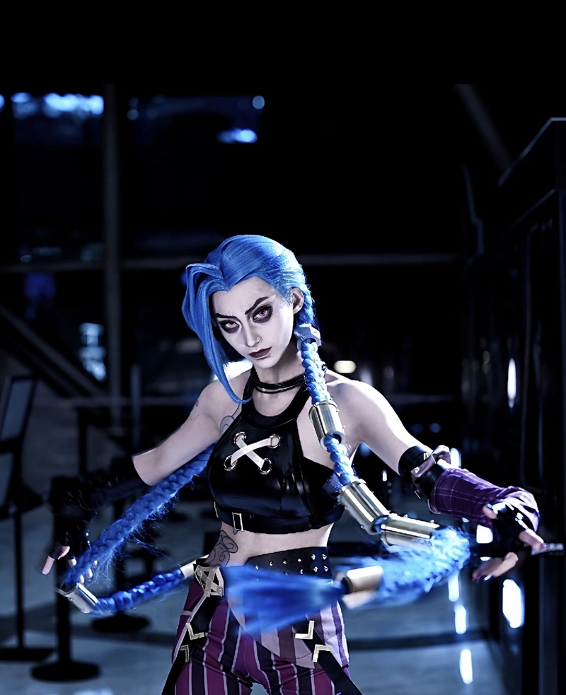 Ảnh Jinx cosplay ánh nhìn tinh quái tạo cảm giác thú vị