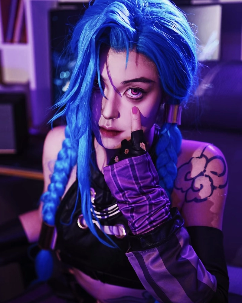 Ảnh Jinx cosplay biểu hiện nghịch ngợm nhưng cực kỳ thu hút