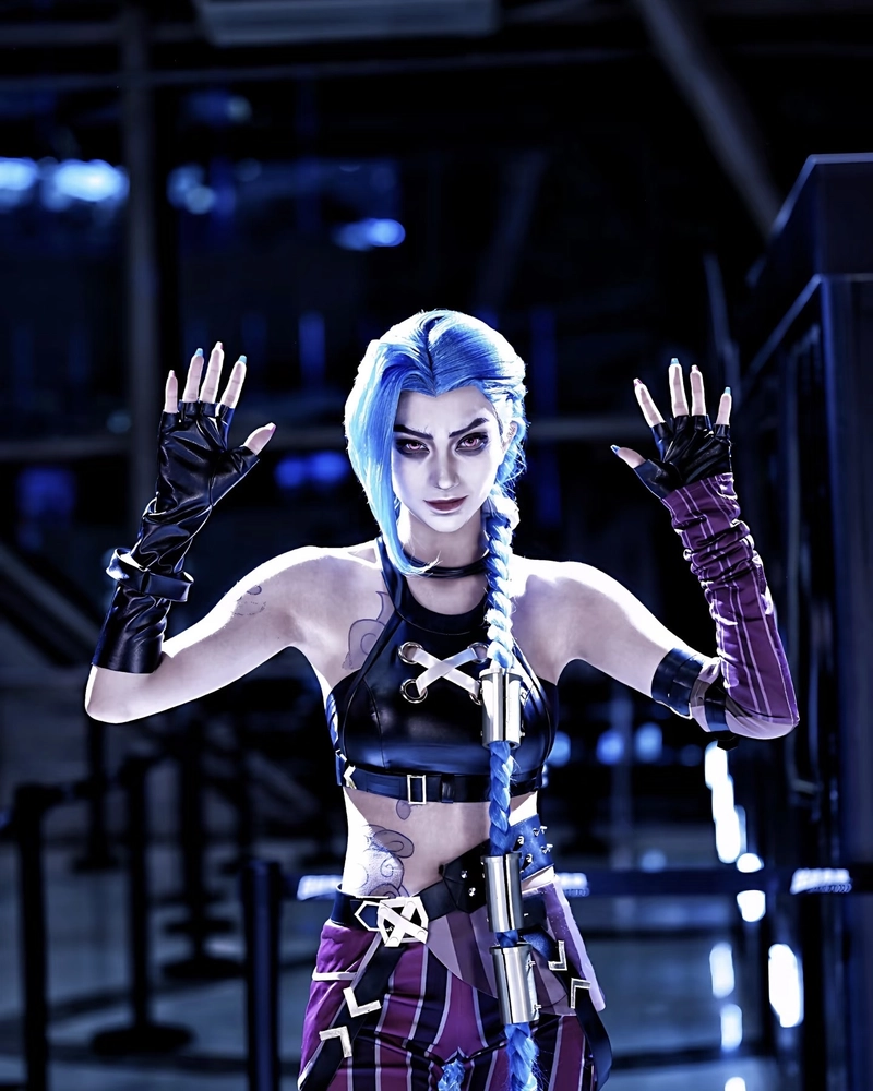 Ảnh Jinx cosplay mang bầu không khí hỗn mang đầy nghệ thuật