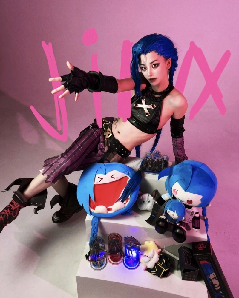Ảnh Jinx cosplay năng lượng dữ dội đầy vẻ hấp dẫn