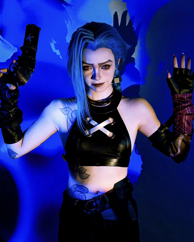 Ảnh Jinx cosplay thần sắc khó đoán nhưng đầy thu hút