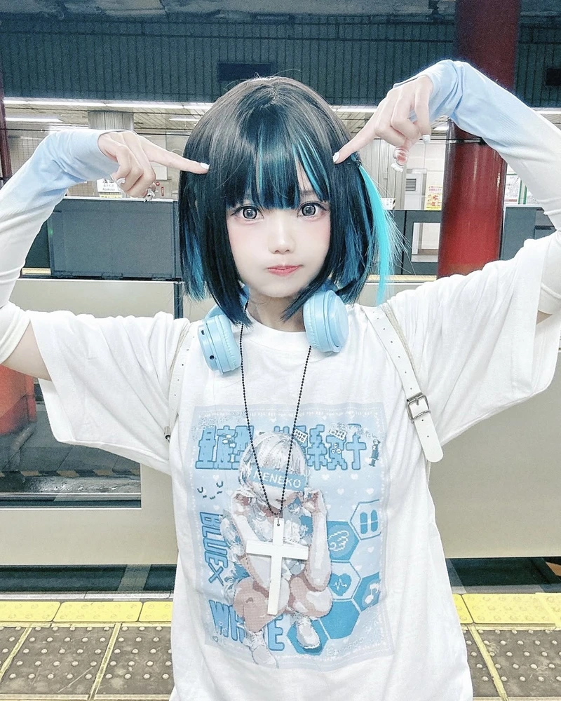 Ảnh Neneko cosplay tạo tổng thể hài hòa đầy màu sắc sáng