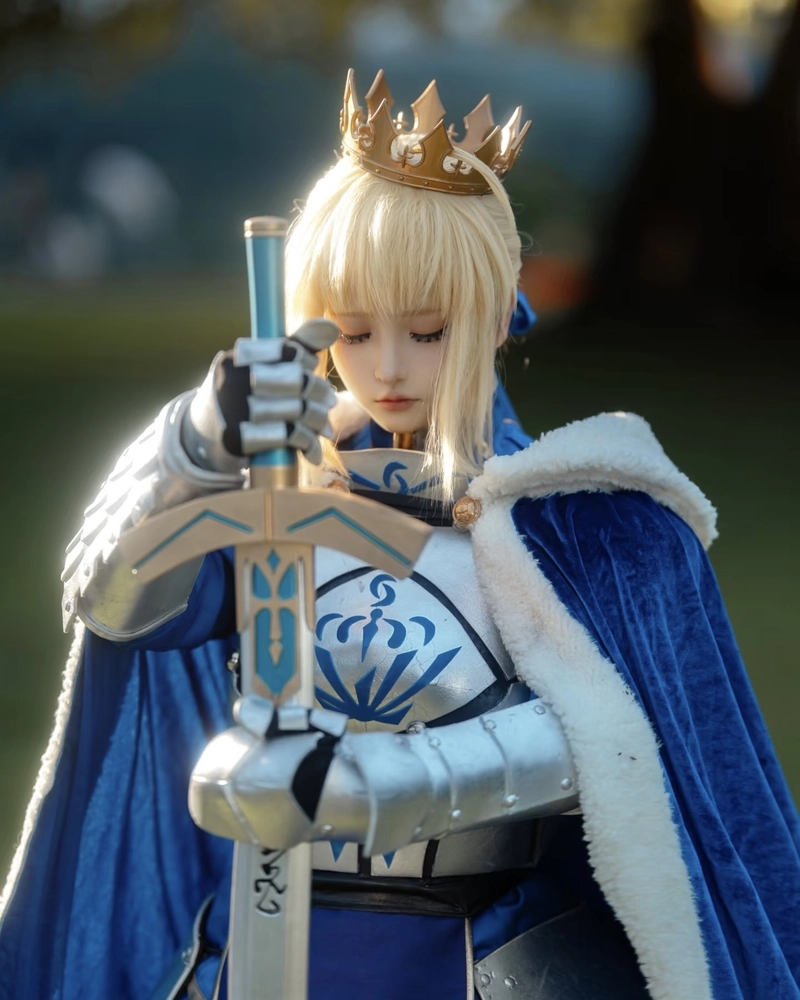 Ảnh Saber cosplay cùng mái tóc vàng óng nhẹ nhàng