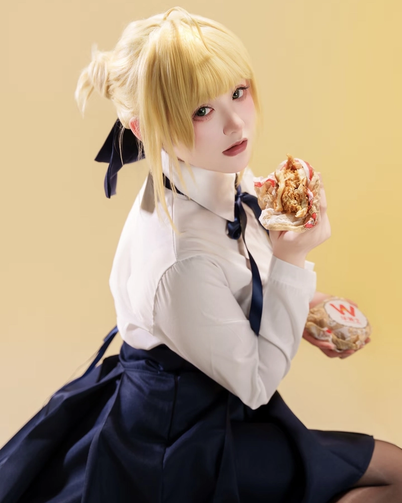 Ảnh Saber cosplay mang phong cách lạnh lùng quyến rũ