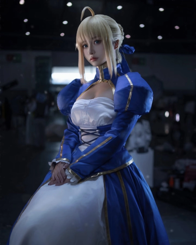 Ảnh Saber cosplay trong không gian anime huyền bí