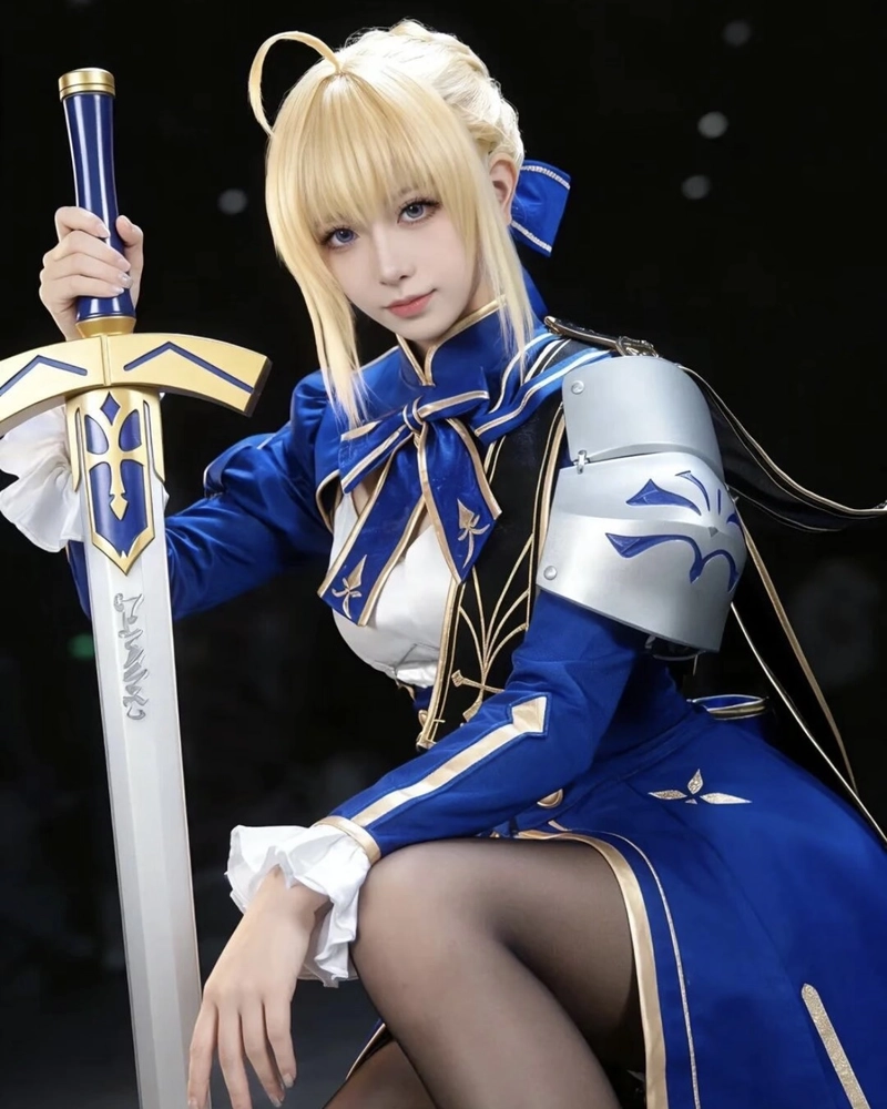 Ảnh Saber cosplay với ánh nhìn nghiêm nghị cuốn hút