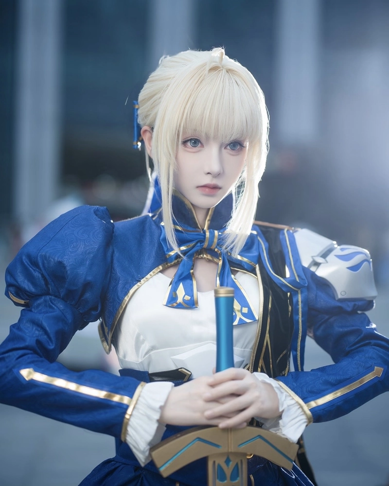 Ảnh Saber cosplay với phong cách mạnh mẽ cuốn hút
