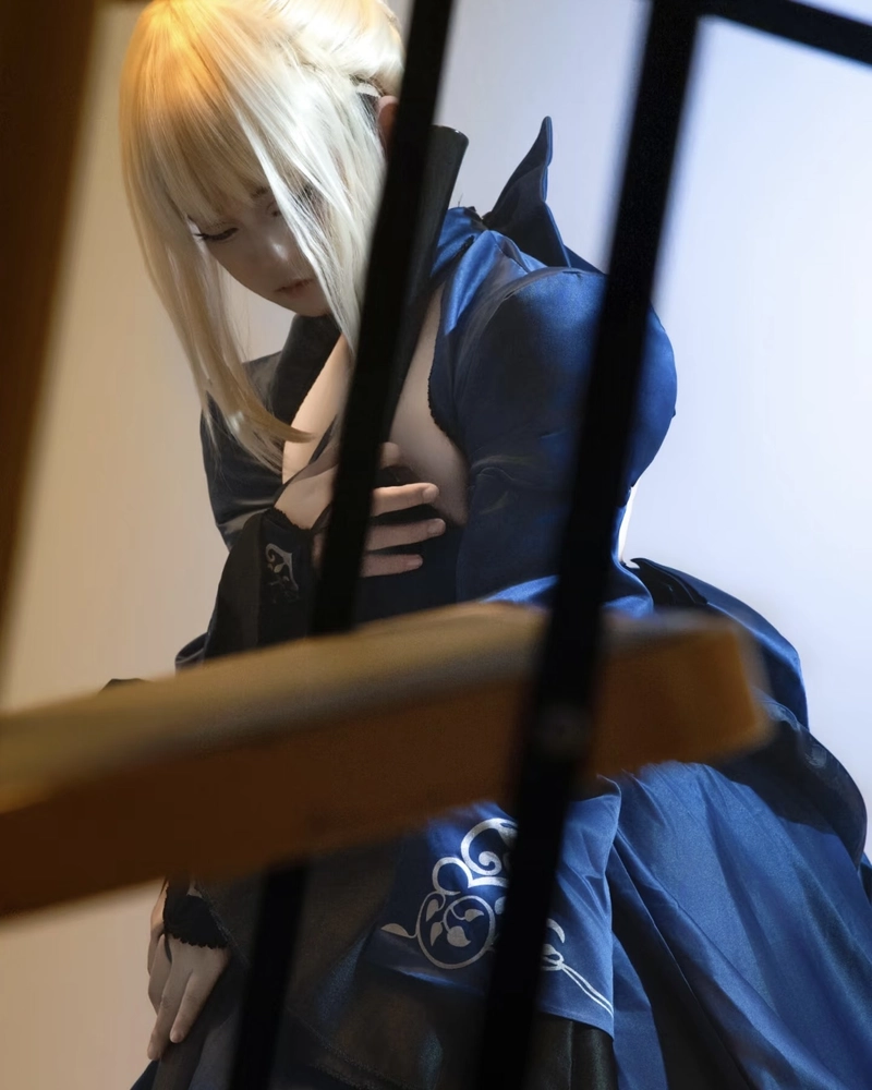 Ảnh Saber cosplay với vẻ ngoài cá tính mạnh mẽ
