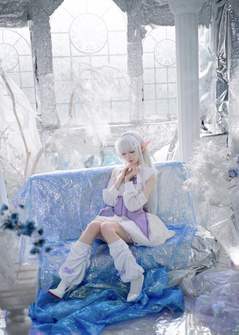 Ảnh cosplay Emilia chụp trong không gian lung linh