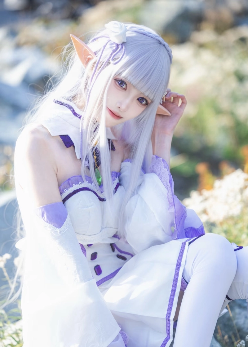 Ảnh cosplay Emilia cùng thần thái nhẹ nhàng thanh lịch