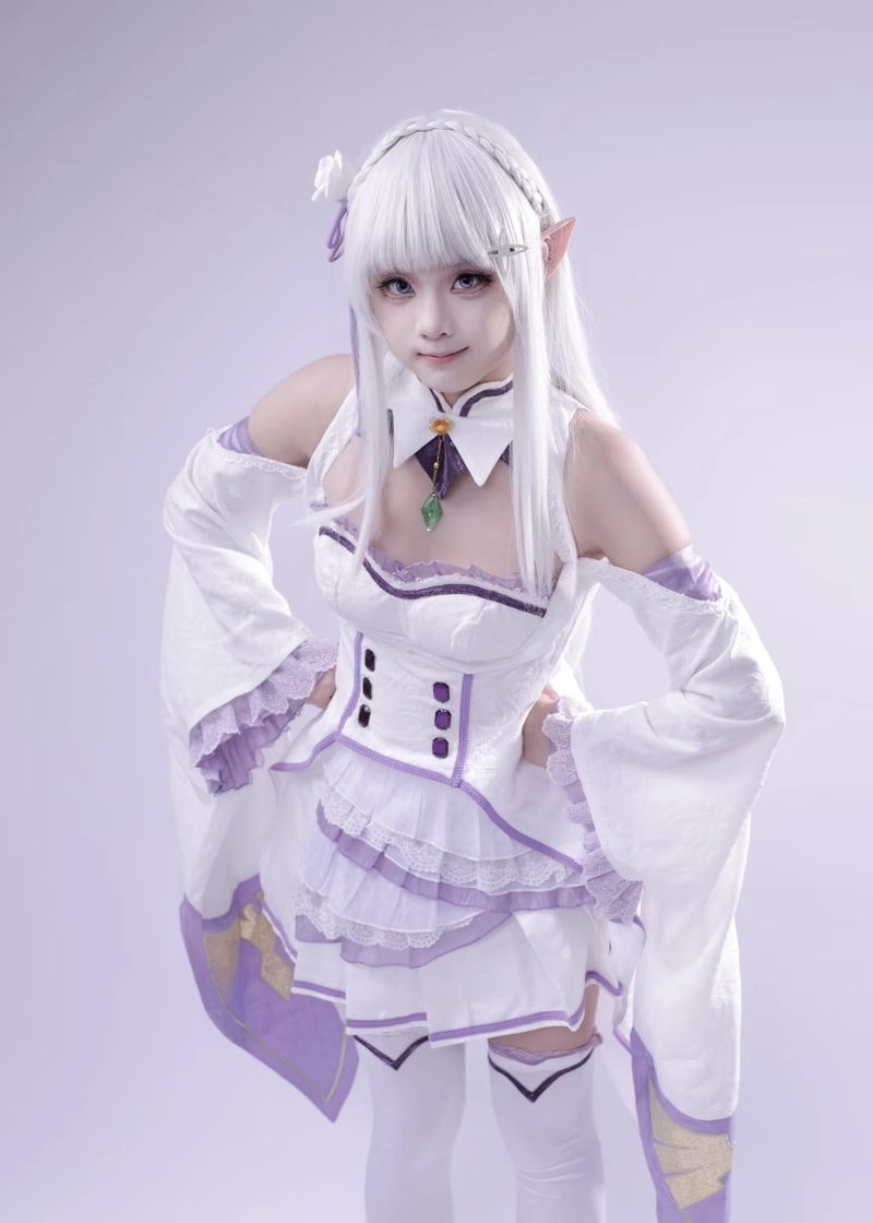 Ảnh cosplay Emilia mang phong cách nữ thần anime