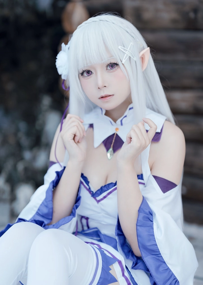 Ảnh cosplay Emilia phong cách dễ thương trẻ trung