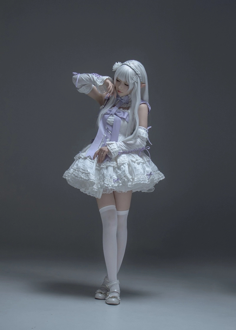 Ảnh cosplay Emilia phong cách hoạt hình đầy cuốn hút