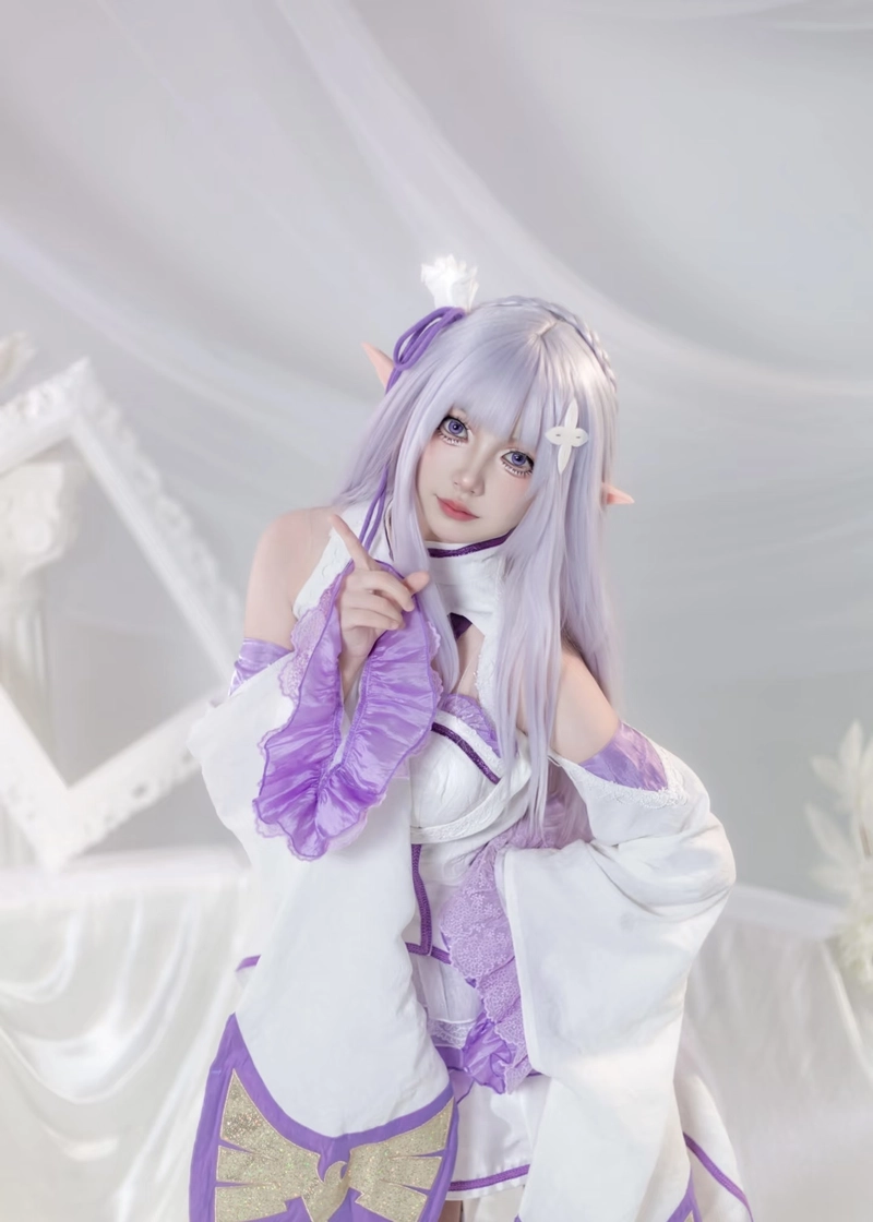 Ảnh cosplay Emilia phong cách nữ tính đáng yêu