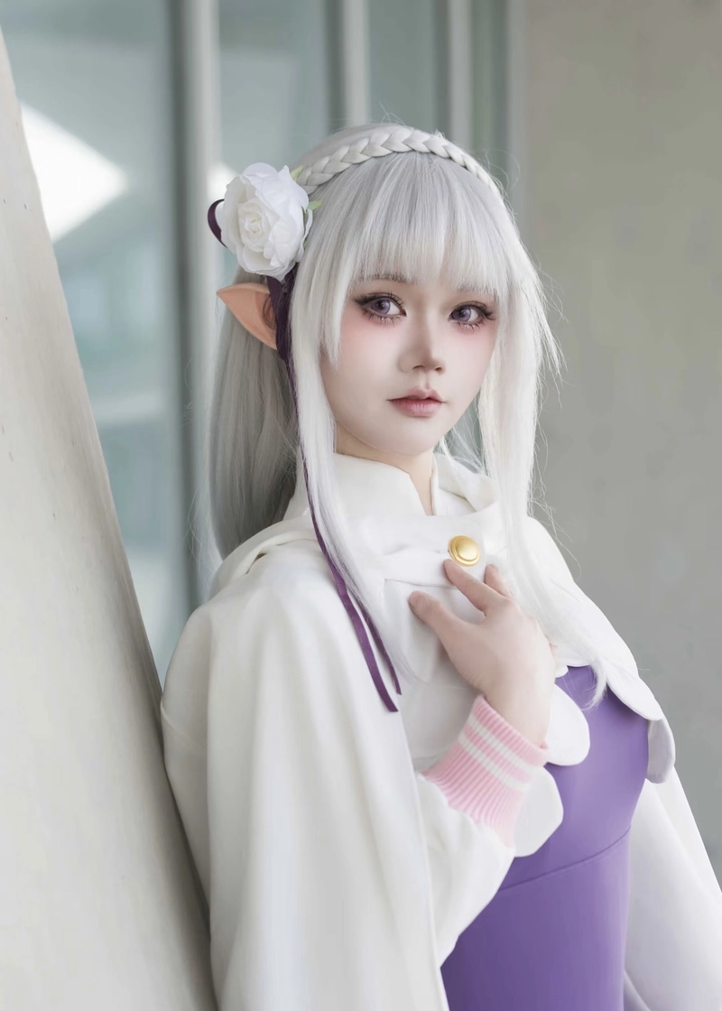 Ảnh cosplay Emilia tạo dáng nhẹ nhàng phong cách anime