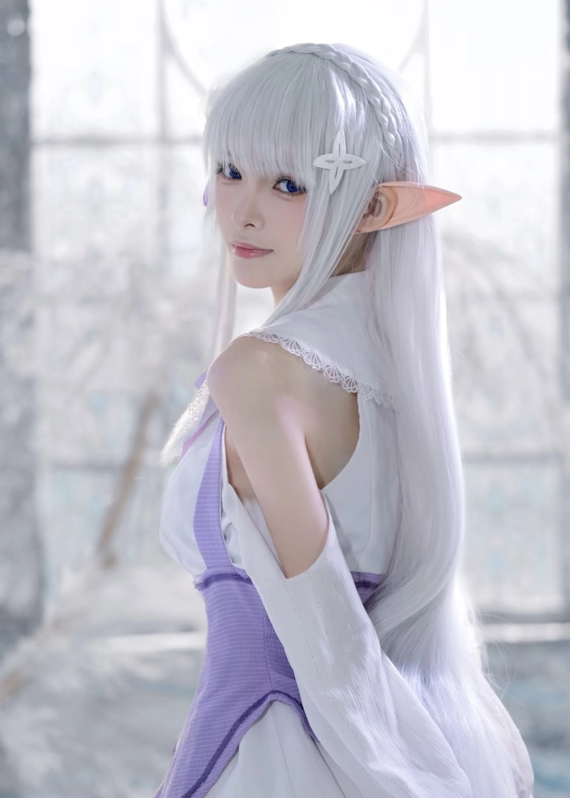 Ảnh cosplay Emilia tạo dáng nữ tính phong cách anime