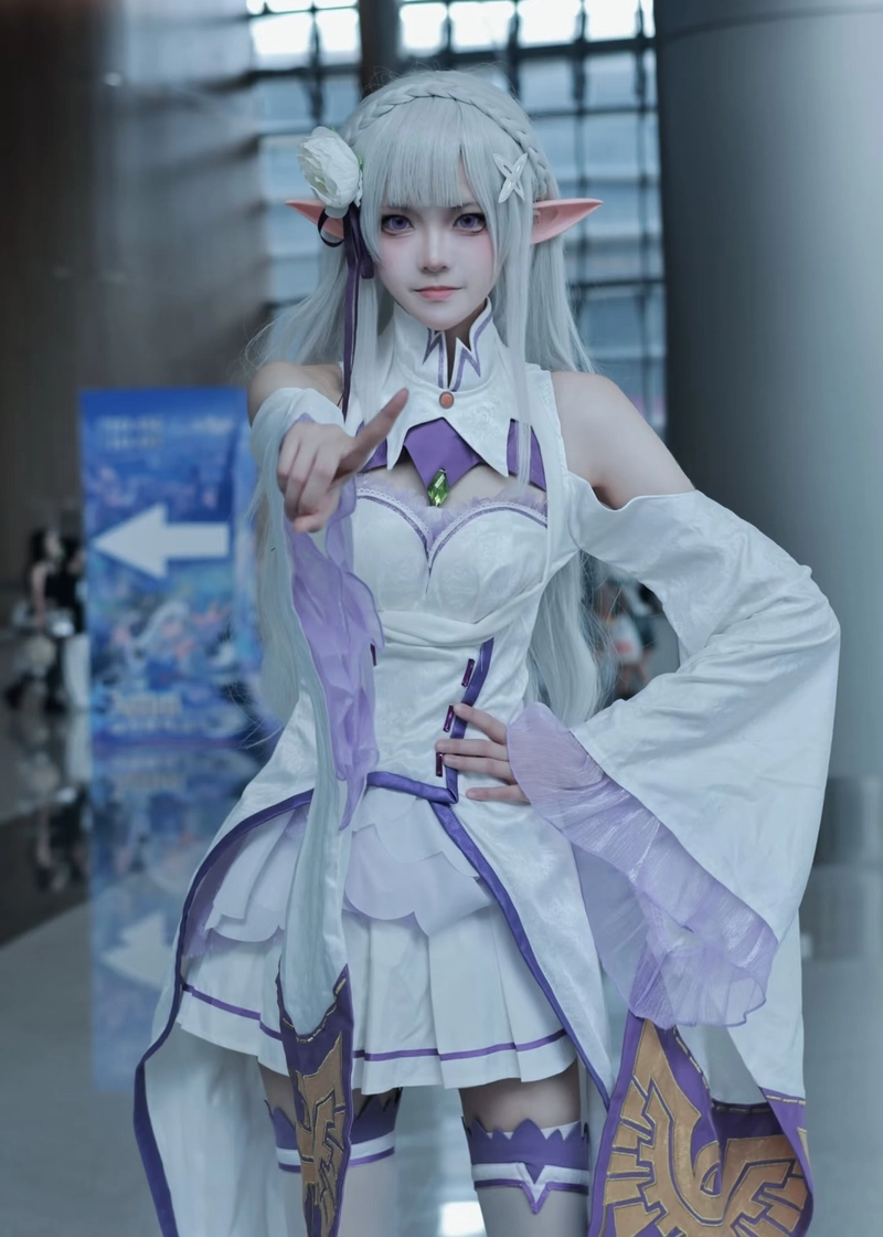 Ảnh cosplay Emilia tạo dáng tự nhiên đầy cuốn hút