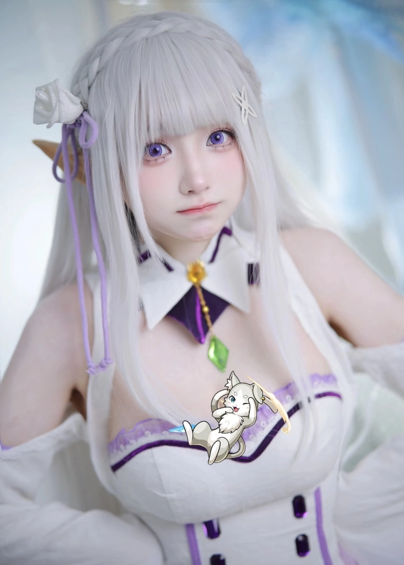 Ảnh cosplay Emilia với mái tóc bạc mềm mại