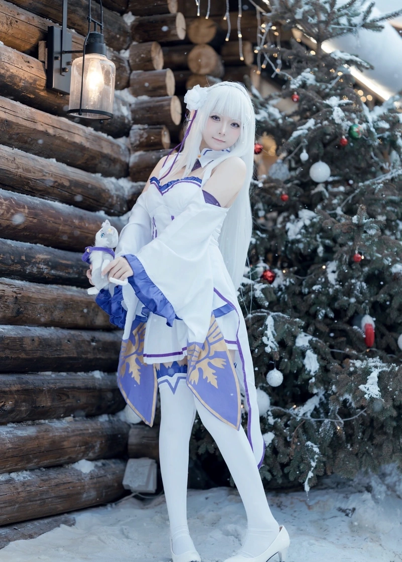 Ảnh cosplay Emilia với phong cách nhẹ nhàng cuốn hút