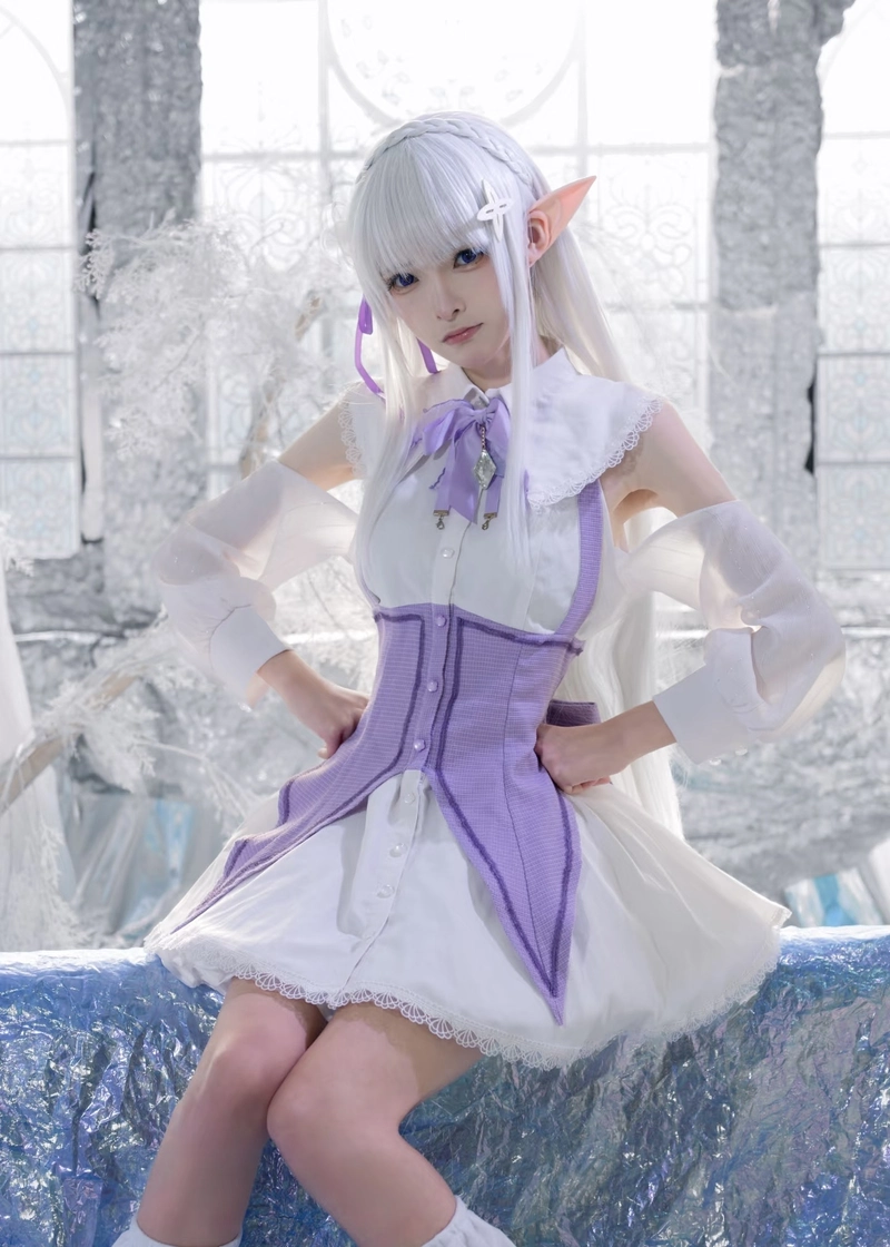 Ảnh cosplay Emilia với thần thái dịu dàng nổi bật