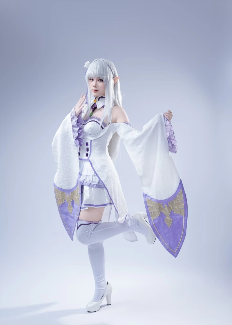 Ảnh cosplay Emilia với trang phục anime tinh xảo