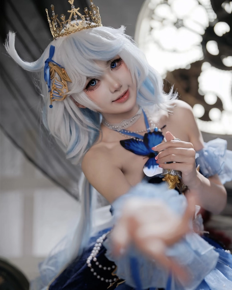 Ảnh gái xinh cosplay Genshin Impact phối màu trang phục hài hòa