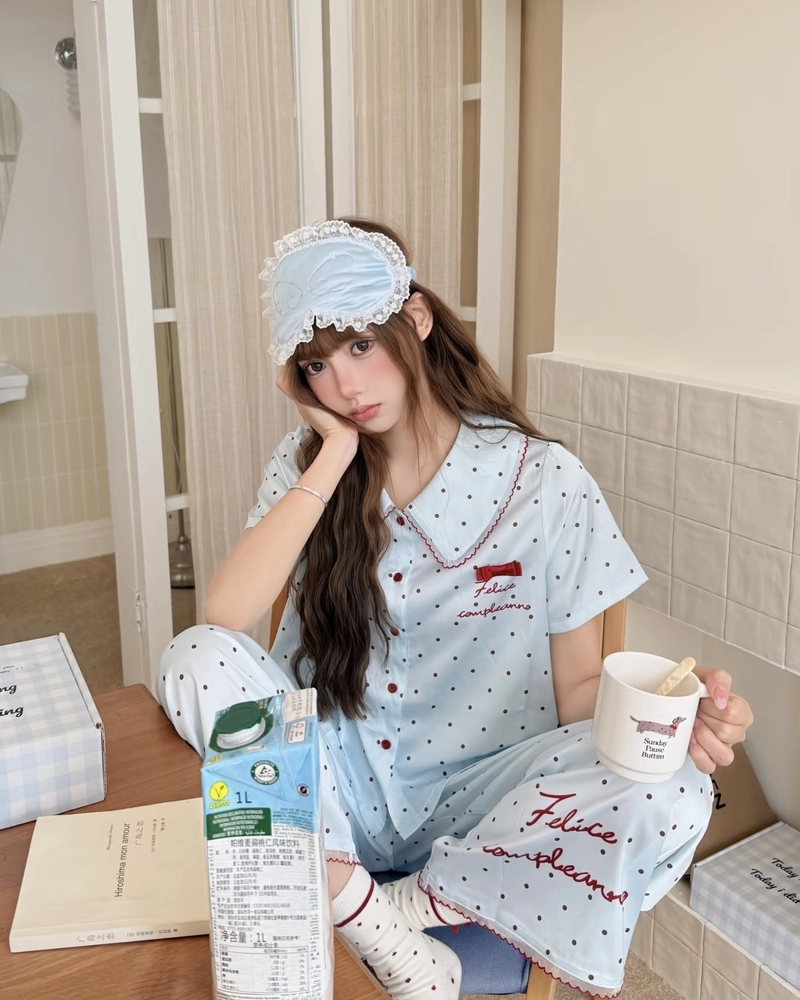 Ảnh gái xinh mặc đồ ngủ tạo nét mềm mại dễ thương