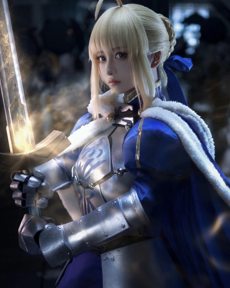 Bức ảnh Saber cosplay cùng ánh nhìn lạnh lùng bí ẩn