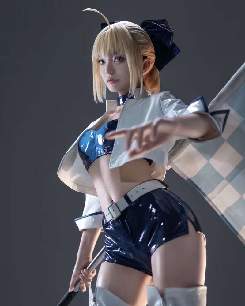 Bức ảnh Saber cosplay cùng vẻ đẹp mạnh mẽ nữ tính