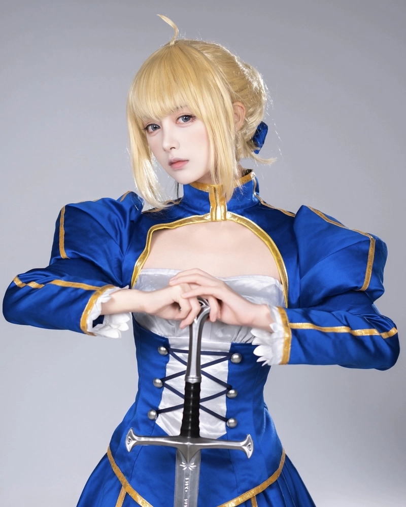 Bức ảnh Saber cosplay với phong cách lạnh lùng ngầu