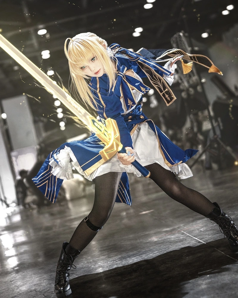 Bức hình Saber cosplay cùng trang phục giáp nữ tính